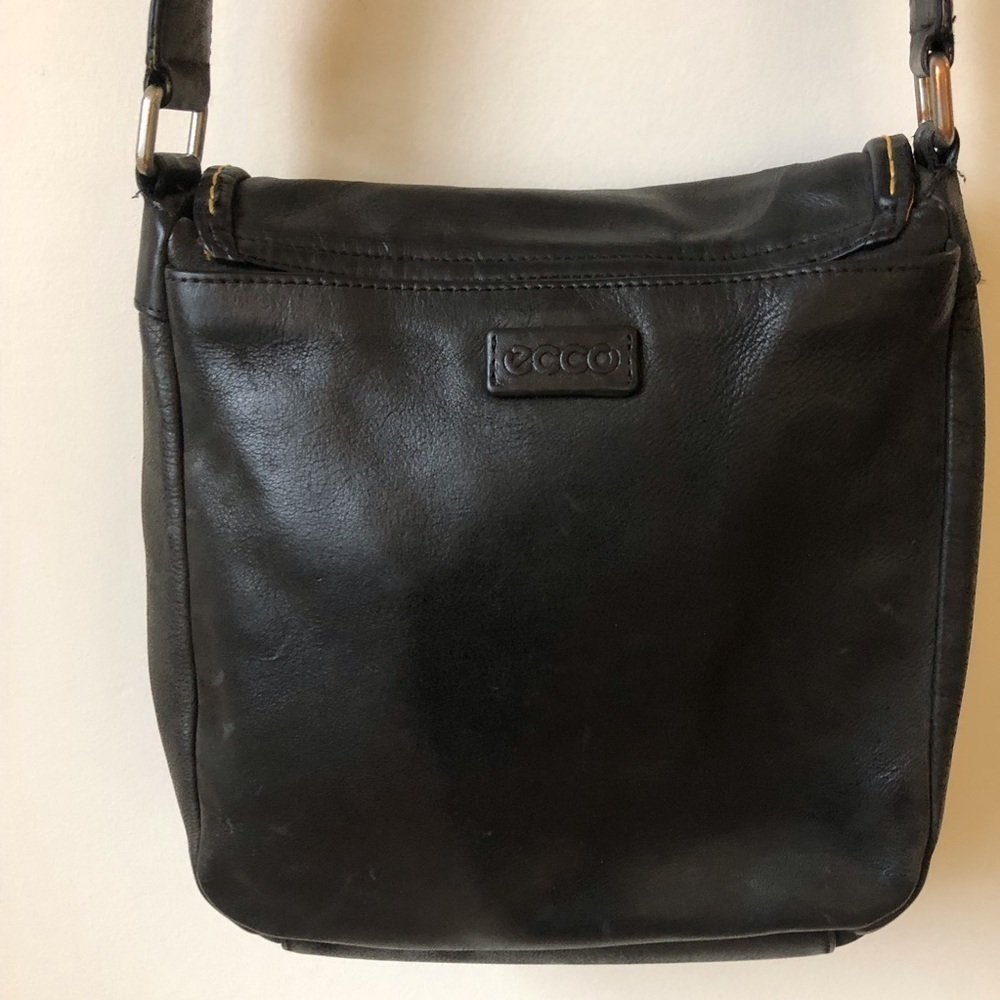 ECCO leather crossbody bag black flap closure adjustable strap minimalist - Picture 3 of 11